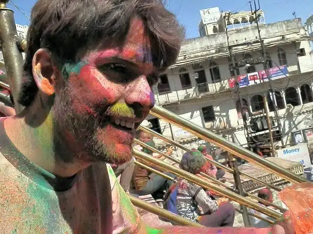 Muitos indianos jogando tinta em pó para o ar holi festival