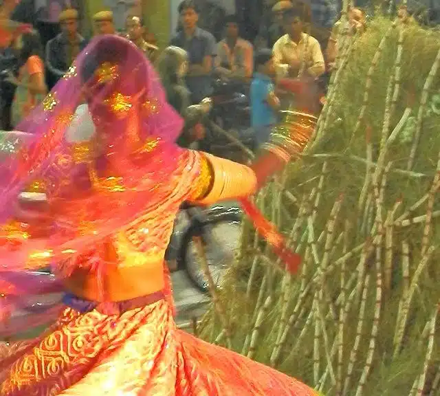 Muitos indianos jogando tinta em pó para o ar holi festival