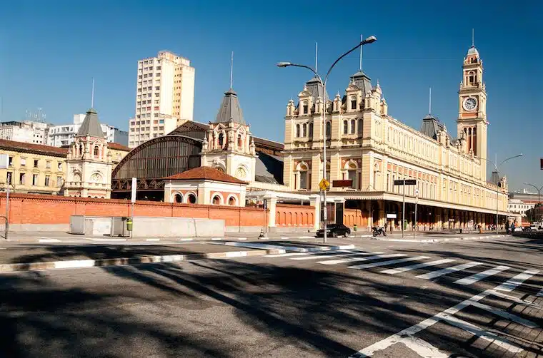 São Paulo Antiga - Praça da Sé, catedral e marco zero. Aos poucos turistas  e paulistanos vão redescobrindo os pontos turísticos de São Paulo.