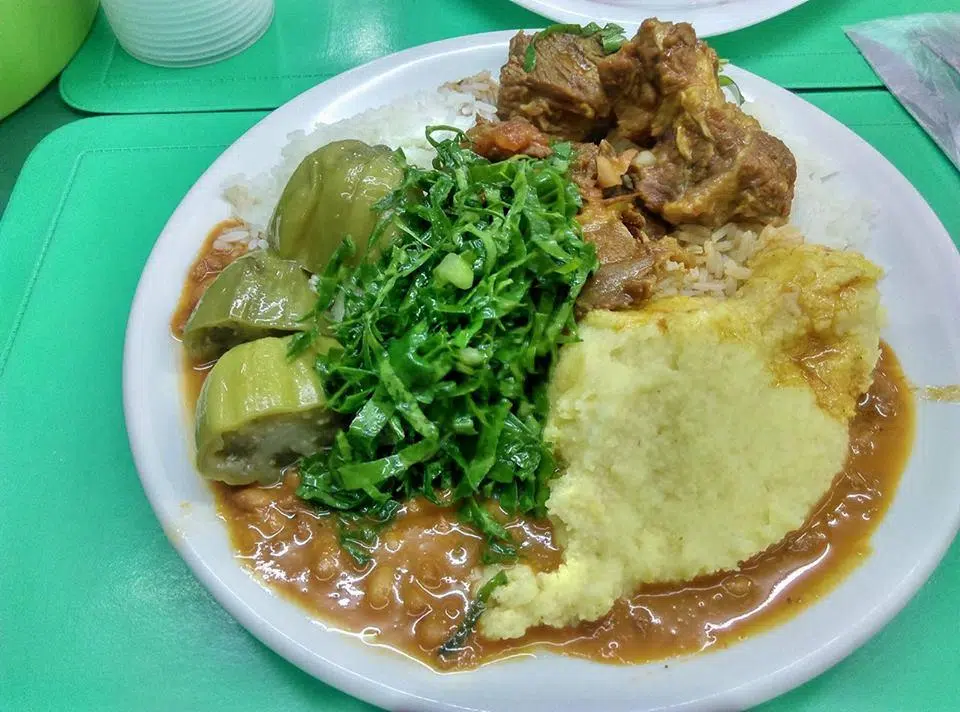 Fígado de boi frito, comida brasileira e colocado em um prato
