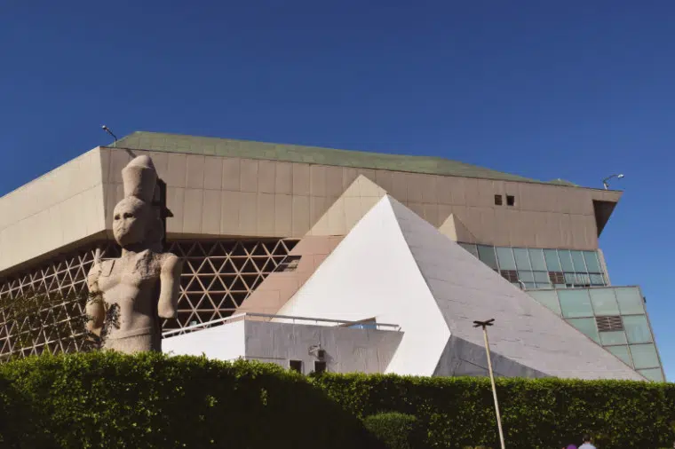 Curiosidades Históricas - Biblioteca de Alexandria - Monumento da Sabedoria  Helenística A biblioteca de Alexandria foi construída por Ptolomeu I Soter,  um dos generais e sucessores de Alexandre, o Grande no século