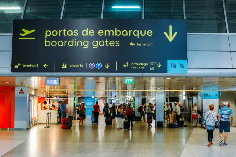 um brasileiro viajou para Portugal desembarcam em Lisboa chegando ao hotel  ele pegou um mapa de escala 