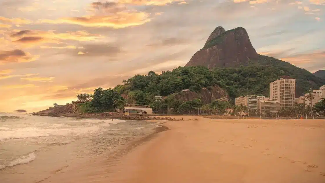 Vista do morro dos dois irmãos no Leblon, um dos bairros mais exclusivos para hospedagem no Rio de Janeiro