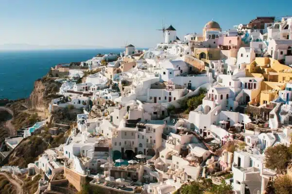 tradicional moinho de vento dentro oia em santorini ilha, Grécia