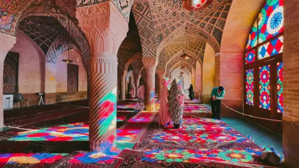 Vitrais coloridos da mesquita rosa, em Shiraz, no Irã