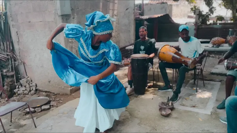 mulher dançando em terreiro de santeria, em Cuba