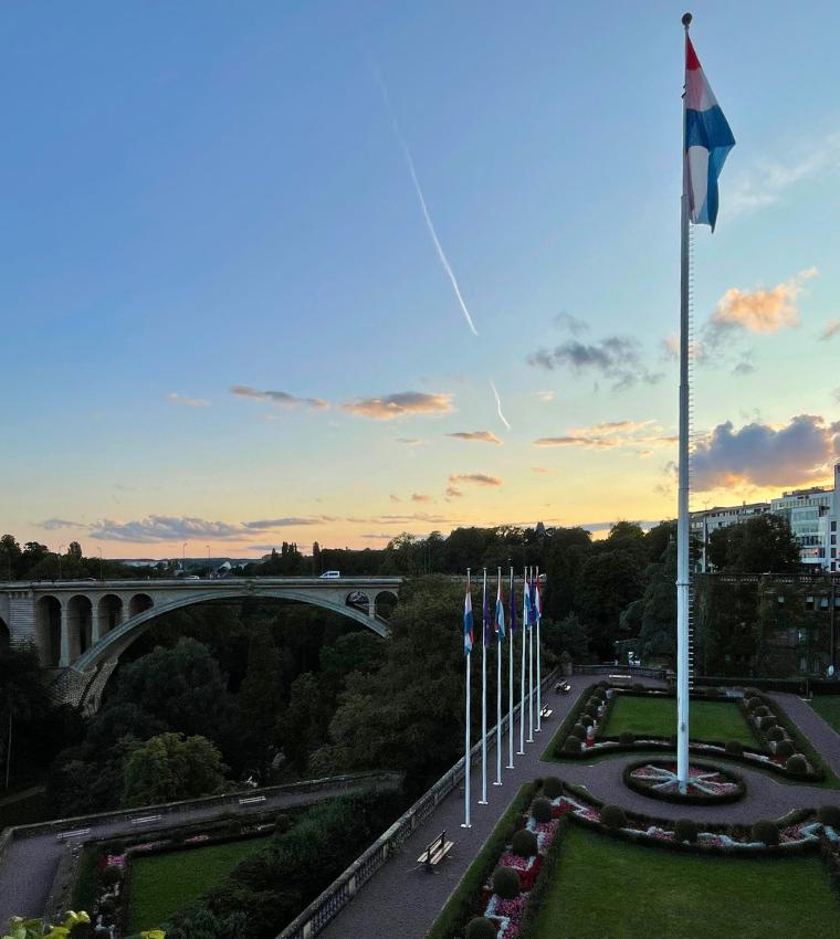 bandeira de luxemburgo no por do sol