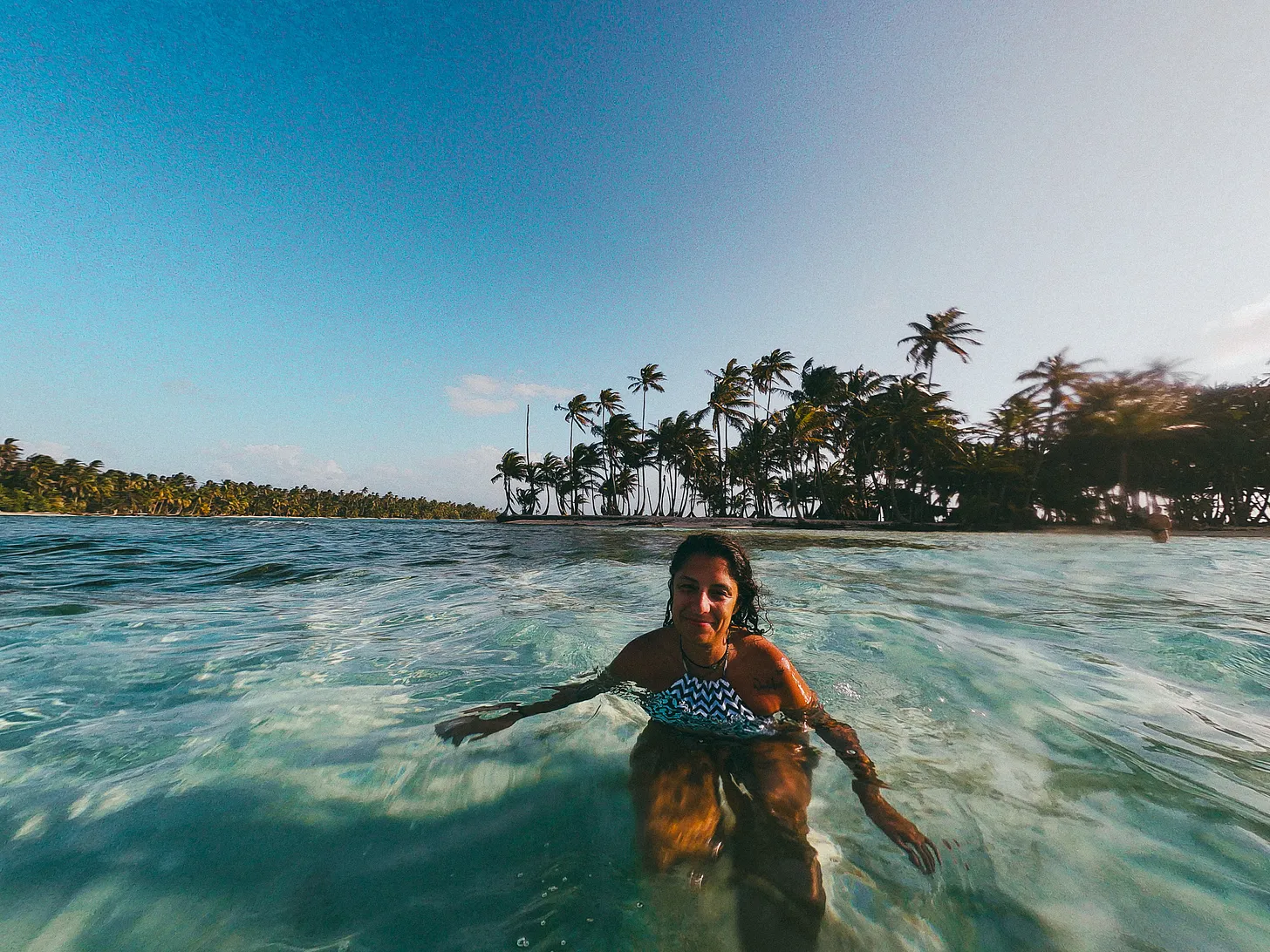 Natália Becattini em praia no arquipélago de San Blas (Guna Yala)