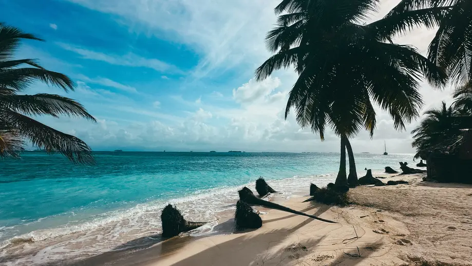 Praia deserta em ilha do arquipélago de San Blás