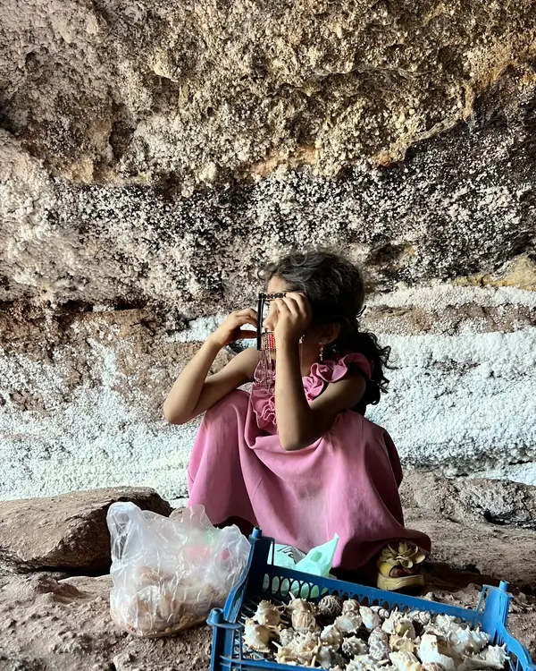 menina em Hormuz, Irã