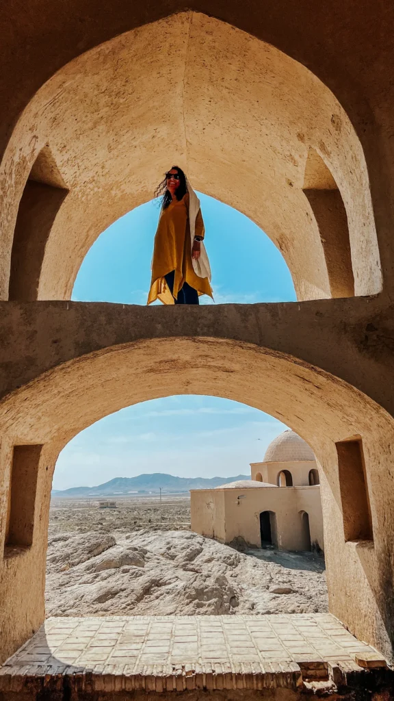 Varzeneh: mulheres de branco no deserto