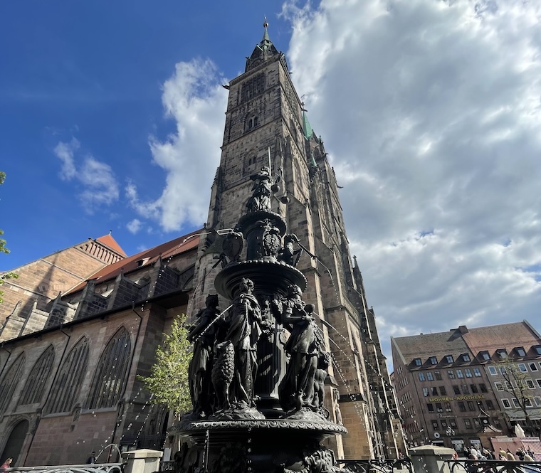 pontos turisticos de nuremberg fonte e igreja