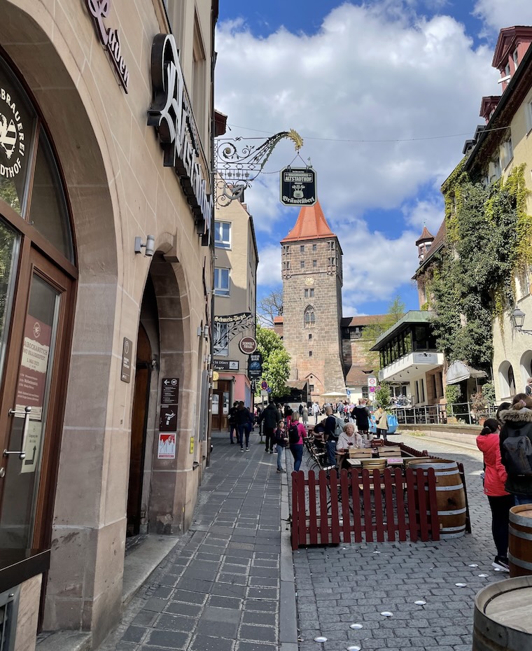 rua em nuremberg com cervejaria natural