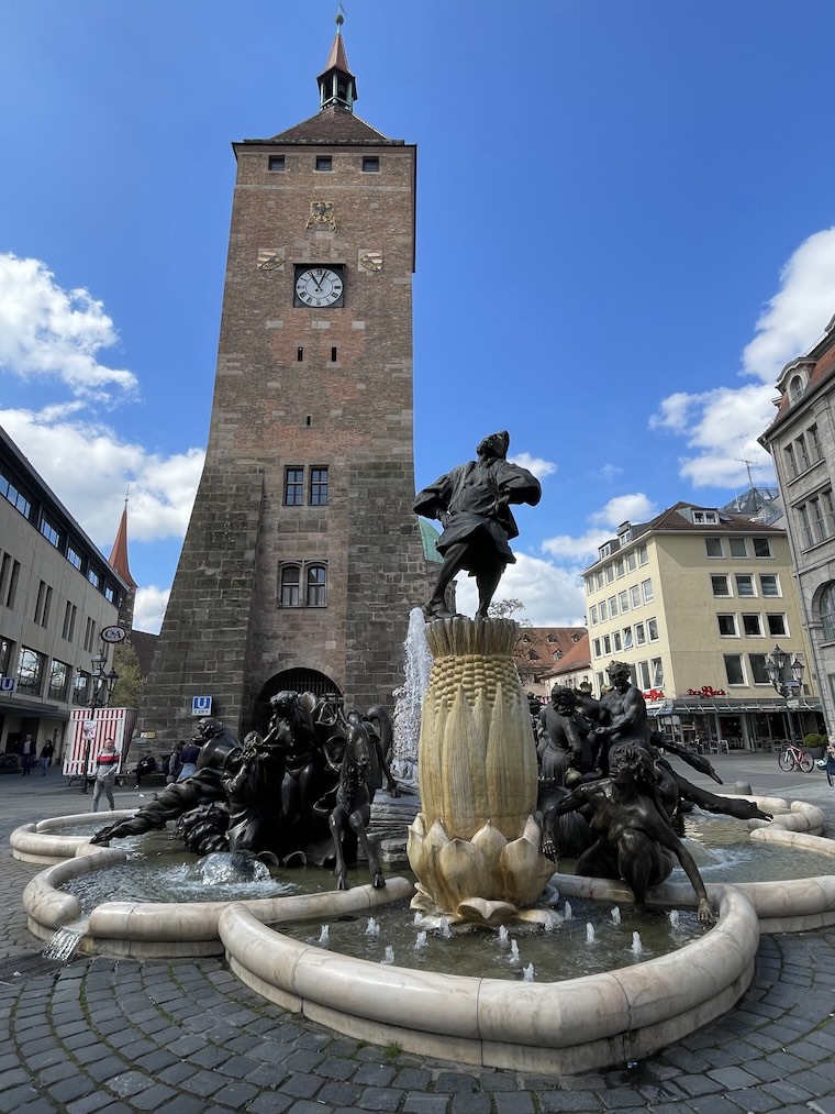 torre branca e fonte em nuremberg