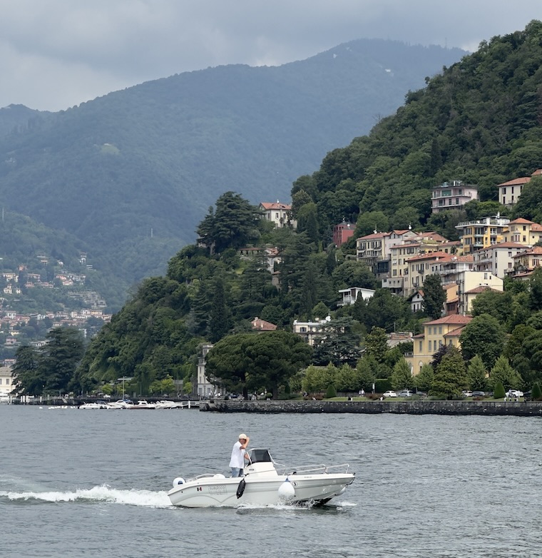 barco navegando no lago de como na italia