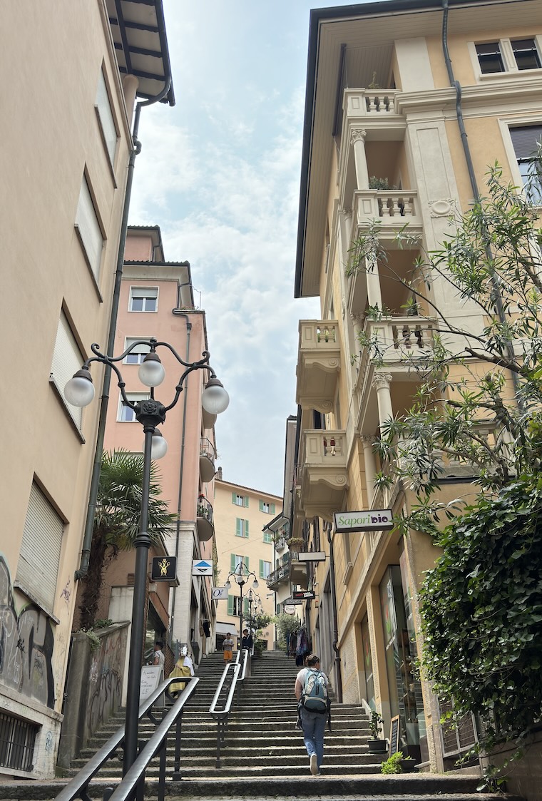 rua de lugano com escadas