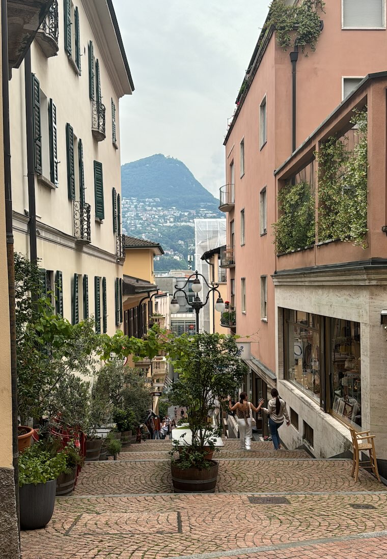 rua de lugano na suica com vista para monte bre